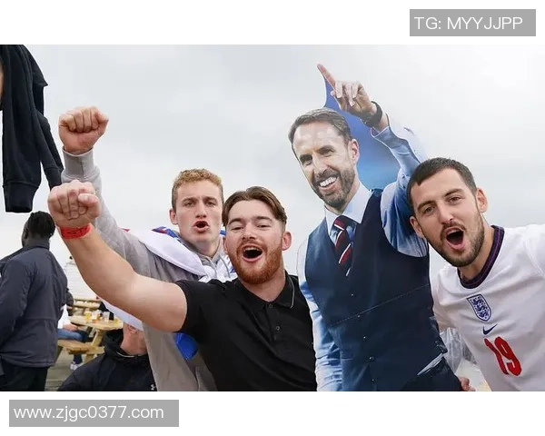 和足球球星热情击掌共享绿茵激情瞬间感受无与伦比的运动魅力 和足球球星热情击掌共享绿茵激情瞬间感受无与伦比的运动魅力