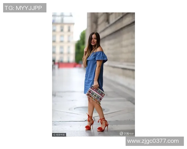 阳光午后球星身着休闲装漫步街头展现从容与时尚风采